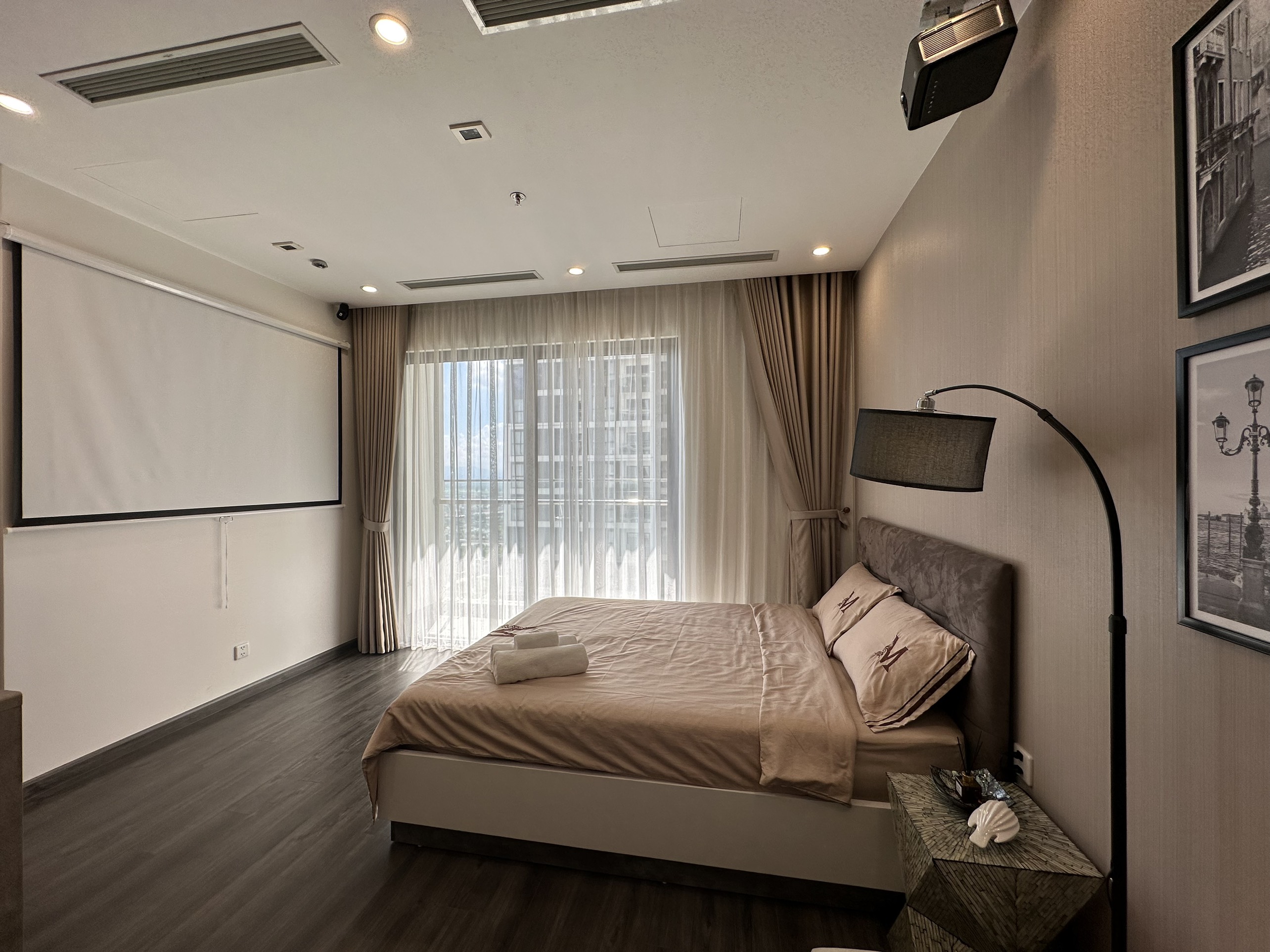 Tonkin 2009 view bể bơi, có máy chiếu