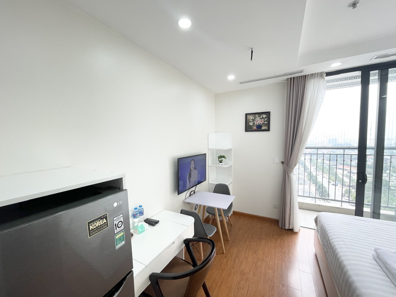 Căn hộ dịch vụ Vinhomes Green Bay - Lake View siêu đẹp
