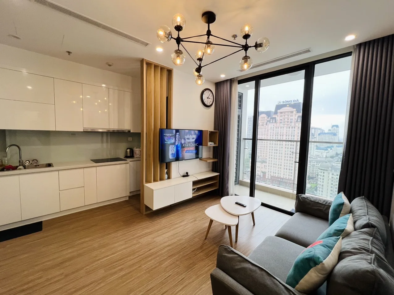 Căn hộ dịch vụ Vinhomes Sky Lake - City View