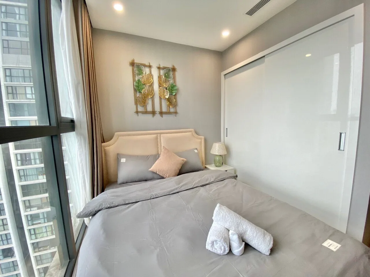 Căn Hộ Dịch Vụ Vinhomes Sky Lake - 2 Bed room LUXURY