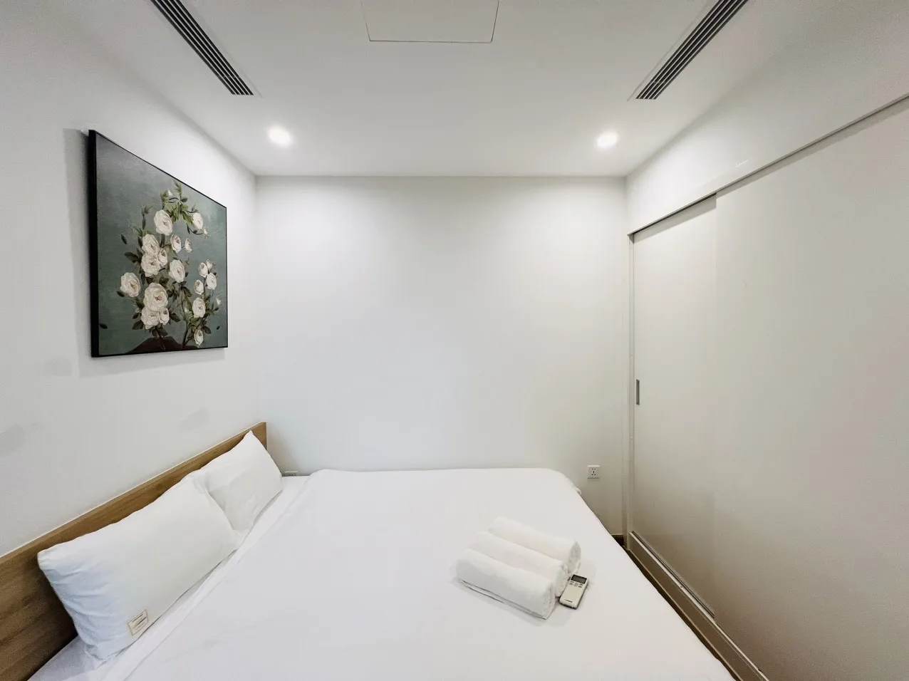 Căn hộ dịch vụ Vinhomes Sky Lake - City View