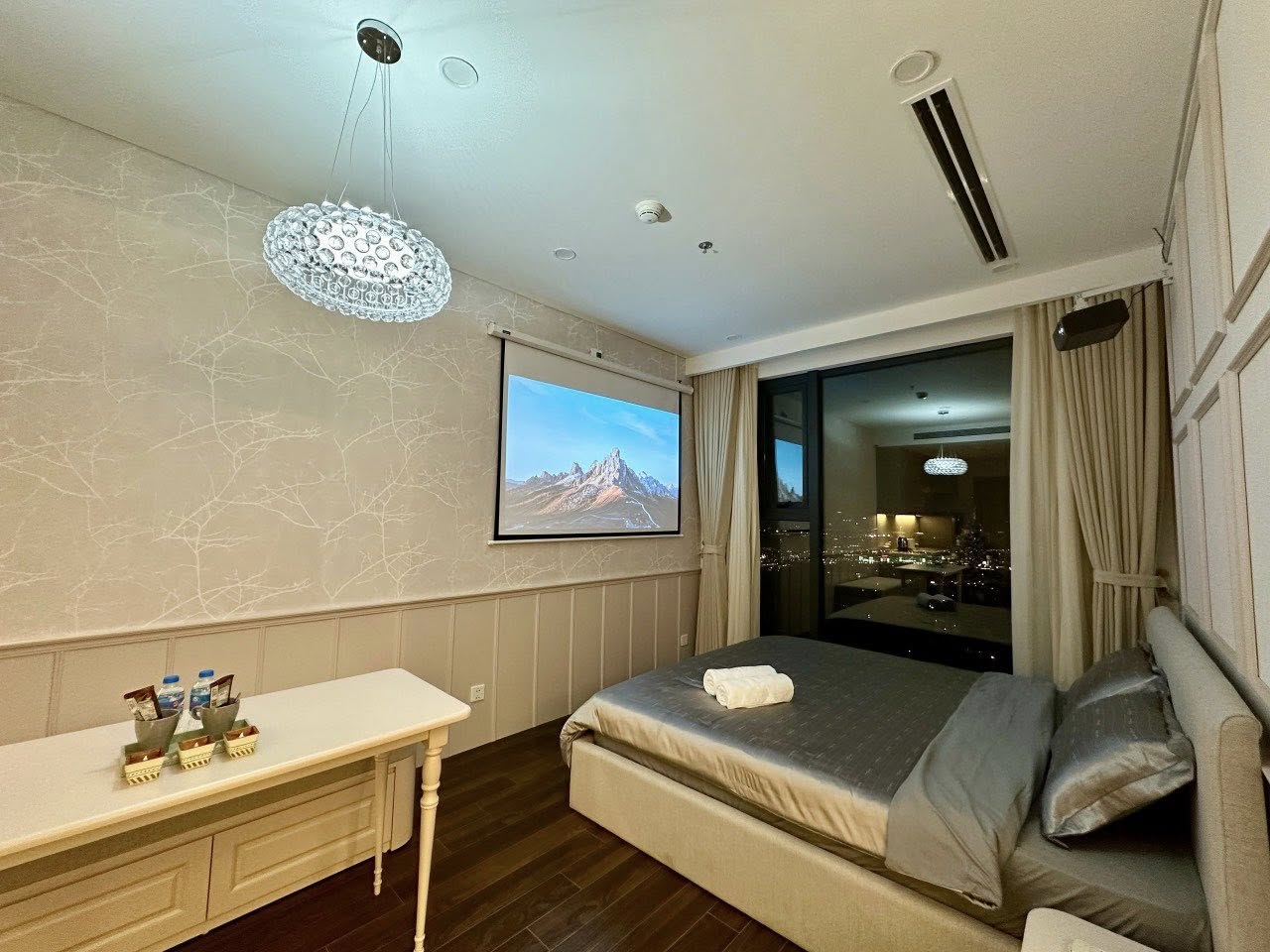 Căn hộ Luxury - Bồn tắm - Máy chiếu - View hồ đỉnh nhất Smart City